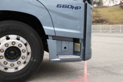 解放鹰航 智尊L版 15.6L LNG 660马力 6X4 一汽解放12档 AMT自动档 牵引车