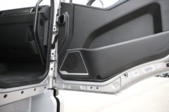 一汽解放J6L 精英版 5.7L柴油 290马力 4X2 一汽解放8档 高顶 6.75米仓栅式载货车