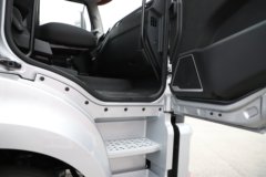 一汽解放J6L 精英版 5.7L柴油 290马力 4X2 一汽解放8档 高顶 6.75米仓栅式载货车