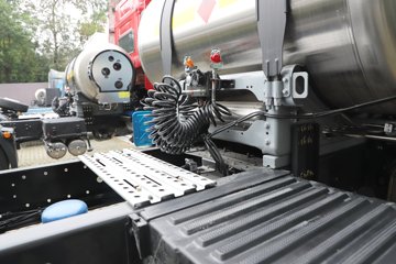 ������������H7pro 12.5L LNG 480���� 6X4 ��ʿ��12�� ǣ����ͼƬ