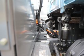 乘龙H5&nbsp;电动牵引车底盘图片