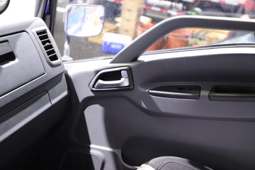 ����HOWO��ʿ 2.5L���� 185���� 4X2 ��ʿ��8�� 3.15�׵�����ж��ͼƬ