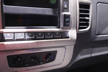 ����HOWO��ʿ 2.5L���� 185���� 4X2 ��ʿ��8�� 3.15�׵�����ж��ͼƬ