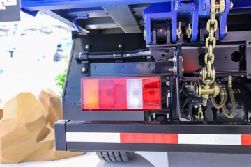 ����HOWO��ʿ 2.5L���� 185���� 4X2 ��ʿ��8�� 3.15�׵�����ж��ͼƬ