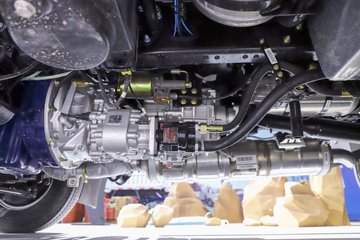 ����HOWO��ʿ 2.5L���� 185���� 4X2 ��ʿ��8�� 3.15�׵�����ж��ͼƬ