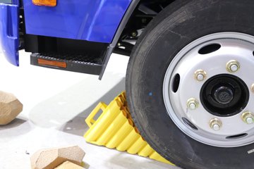 ����HOWO��ʿ 2.5L���� 185���� 4X2 ��ʿ��8�� 3.15�׵�����ж��ͼƬ