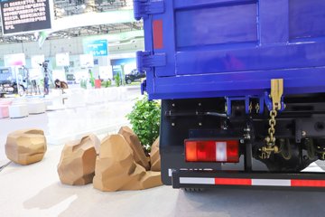 ����HOWO��ʿ 2.5L���� 185���� 4X2 ��ʿ��8�� 3.15�׵�����ж��ͼƬ