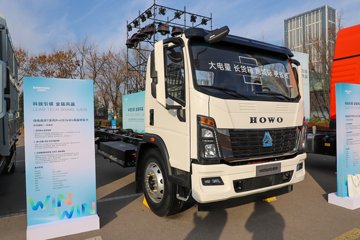 重汽HOWO统帅T500 10.15米单排纯电动栏板载货车 弗迪165.4kWh