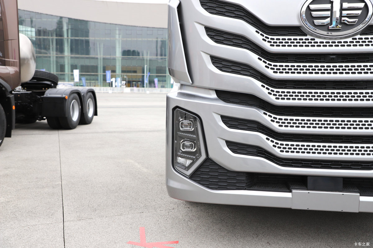 ���ӥ�� 13.2L LNG 530���� 6X4 һ�����12�� ǣ�������                                                