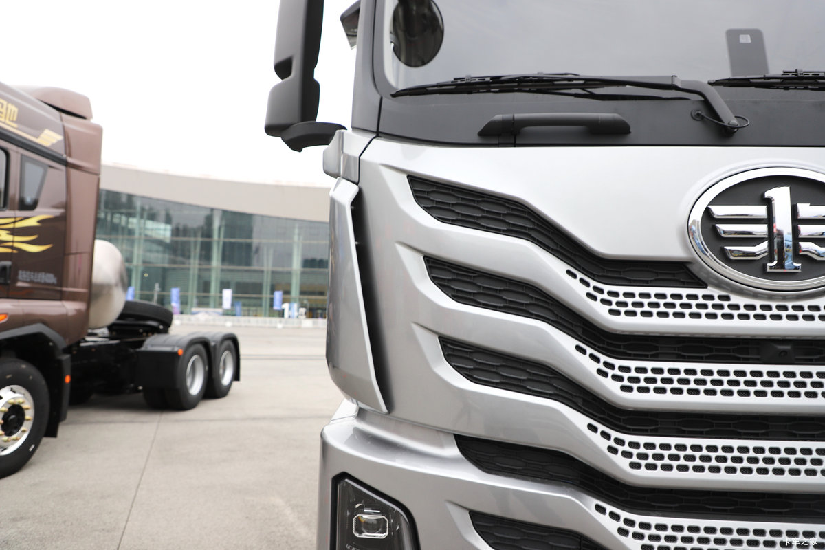 ���ӥ�� 13.2L LNG 530���� 6X4 һ�����12�� ǣ�������                                                