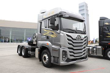 解放鹰驰 13.2L LNG 530马力 6X4 一汽解放12档 牵引车