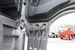 解放鹰驰 13.2L LNG 530马力 6X4 一汽解放12档 牵引车