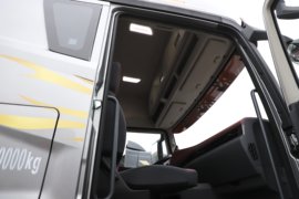 鹰驰&nbsp;牵引车驾驶室                                               图片