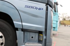 青岛解放鹰航 智尊版 580马力 8X4 柴油 AMT自动档 9.4米冷藏车