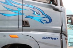 青岛解放鹰航 智尊版 580马力 8X4 柴油 AMT自动档 9.4米冷藏车