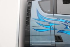 青岛解放鹰航 智尊版 580马力 8X4 柴油 AMT自动档 9.4米冷藏车