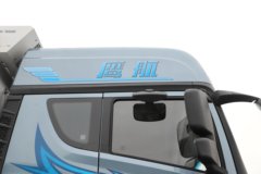 青岛解放鹰航 智尊版 580马力 8X4 柴油 AMT自动档 9.4米冷藏车