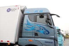 青岛解放鹰航 智尊版 580马力 8X4 柴油 AMT自动档 9.4米冷藏车