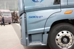 青岛解放鹰航 智尊版 580马力 8X4 柴油 AMT自动档 9.4米冷藏车