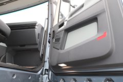 青岛解放鹰航 智尊版 580马力 8X4 柴油 AMT自动档 9.4米冷藏车