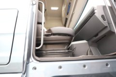 青岛解放鹰航 智尊版 580马力 8X4 柴油 AMT自动档 9.4米冷藏车