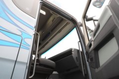 青岛解放鹰航 智尊版 580马力 8X4 柴油 AMT自动档 9.4米冷藏车