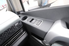 青岛解放鹰航 智尊版 580马力 8X4 柴油 AMT自动档 9.4米冷藏车