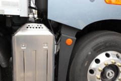 青岛解放鹰航 智尊版 580马力 8X4 柴油 AMT自动档 9.4米冷藏车