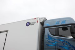 青岛解放鹰航 智尊版 580马力 8X4 柴油 AMT自动档 9.4米冷藏车
