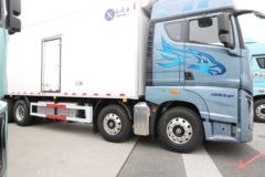 青岛解放鹰航 智尊版 580马力 8X4 柴油 AMT自动档 9.4米冷藏车