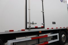 青岛解放鹰航 智尊版 580马力 8X4 柴油 AMT自动档 9.4米冷藏车