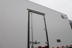 青岛解放鹰航 智尊版 580马力 8X4 柴油 AMT自动档 9.4米冷藏车