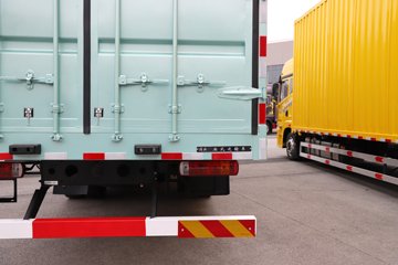 �ൺ���JH6 ������ 7L���� 330���� 4X2 ��ʿ��9�� AMT�Զ��� 9.7����ʽ�ػ���ͼƬ