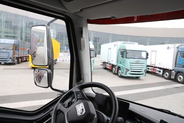 һ����� J6L ��Ӣ�� 7.8L���� 320���� 4X2 һ�����8�� 9.55����ʽ�ػ���ͼƬ