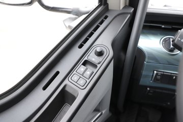 һ����� J6L ��Ӣ�� 7.8L���� 320���� 4X2 һ�����8�� 9.55����ʽ�ػ���ͼƬ