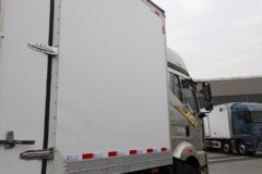 一汽解放 J6L 精英版 7.8L柴油 320马力 4X2 一汽解放8档 9.55米厢式载货车