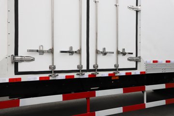 һ����� J6L ��Ӣ�� 7.8L���� 320���� 4X2 һ�����8�� 9.55����ʽ�ػ���ͼƬ