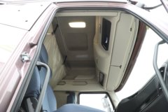 一汽解放J6V Pro精英版 7.8L柴油 320马力 4X2 一汽解放8档 9.6米厢式载货车