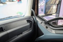 解放J6V 领航版 7.8L柴油 380马力 6X2 一汽解放10档 7.7米仓栅式载货车 解放J6V 领航版 7.8L柴油 380马力 6X2 一汽解放10档 7.7米仓栅式载货车