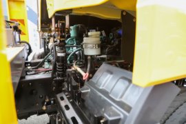 解放J6L&nbsp;平板运输车底盘图片