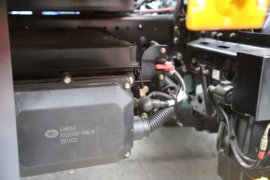 解放J6L&nbsp;平板运输车底盘图片