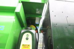 青岛解放鹰拓 8X4 5.8米纯电动自卸车 宁德时代352kWh