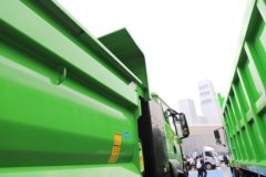 青岛解放鹰拓 8X4 5.8米纯电动自卸车 宁德时代352kWh