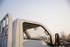 东风途逸T9E 液刹 4.005米单排纯电动栏板微卡 中创新航56.67kWh