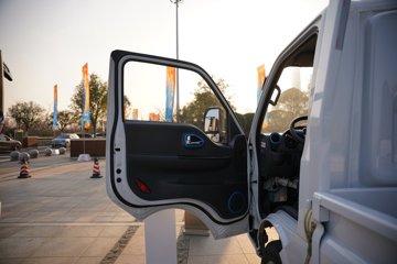 ����;��T9E Һɲ 4.005�׵��Ŵ��綯����΢�� �д��º�56.67kWhͼƬ