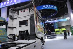 解放J7 创领版 13.2L柴油 640马力 6X4 一汽解放12档 AMT自动档 牵引车