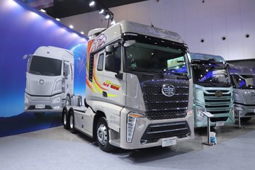 解放J7 创领版 13.2L柴油 640马力 6X4 一汽解放12档 AMT自动档 牵引车