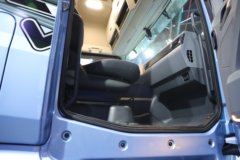 解放J7 12.5L柴油 580马力 8X4 一汽解放12档 AMT自动档 9.4米仓栅式载货车