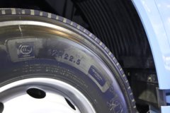 解放J7 12.5L柴油 580马力 8X4 一汽解放12档 AMT自动档 9.4米仓栅式载货车