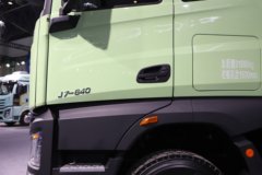 解放J7 13.2L柴油 640马力 8X4 一汽解放12档 8.5米自卸车